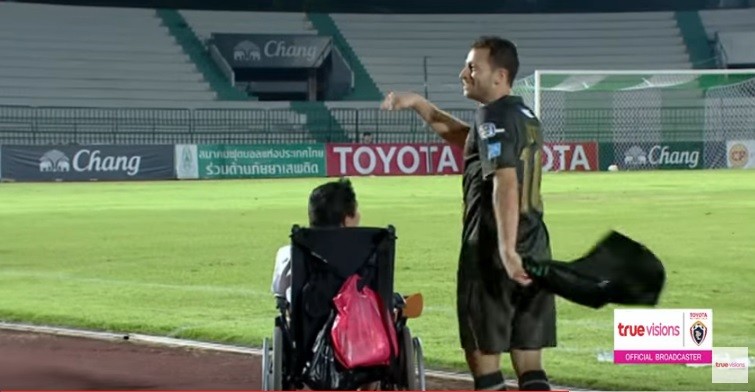 Brasileiro marca e dedica gol a cadeirante na Tailândia (Foto: reprodução)