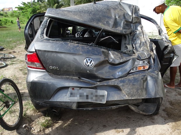 Carro ficou parcialmente destruído após colisão (Foto: Ney Silva/Acorda Cidade.)