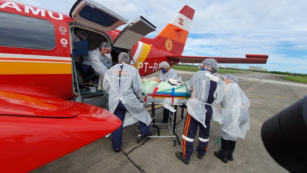 Primeiro paciente de Santa Catarina chegando ao Espírito Santo para tratamento de Covid-19  — Foto: Divulgação/Sesa