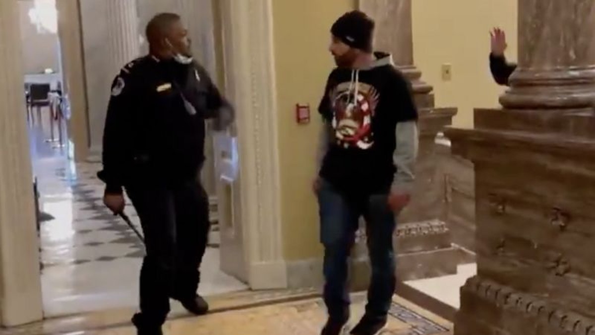 Por que o policial Eugene Goodman foi chamado de herói por ação no Capitólio dos EUA