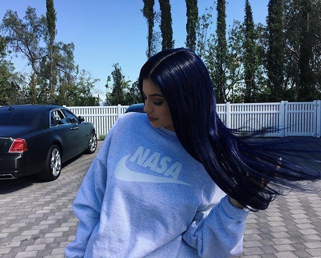Kylie Jenner aparecer com os cabelos azuis navy em 2016 e muita gente quis copiar (Foto: Reprodução/Instagram)