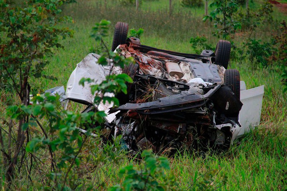 Colisão envolveu 3 veículos na BR-267 (Foto: Corpo de Bombeiros/Divulgação)