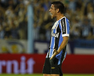 Ramiro fecha 100 jogos no Grêmio com gol e aprova dupla com Maicon