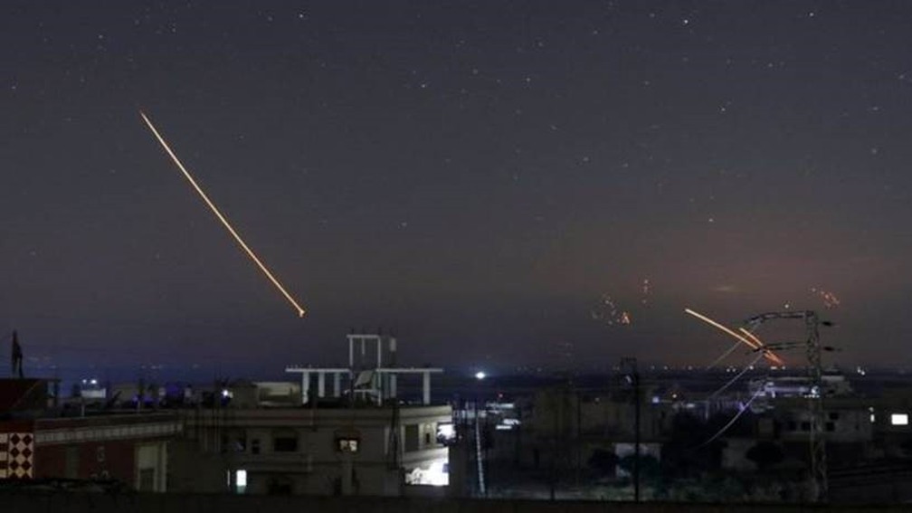Mísseis sendo avistados no céu de cidade síria de Deraa na madrugada desta quinta-feira (Foto: Reuters)