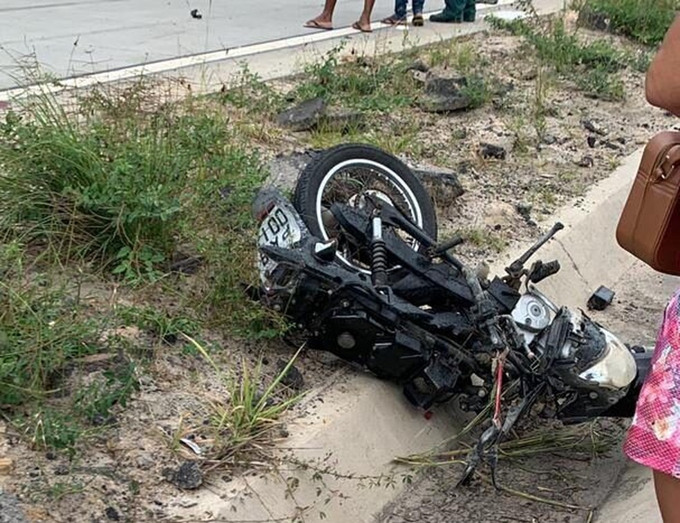 Adolescente em moto bate em carro e provoca colisão do veículo em  restaurante de Marília, Bauru e Marília