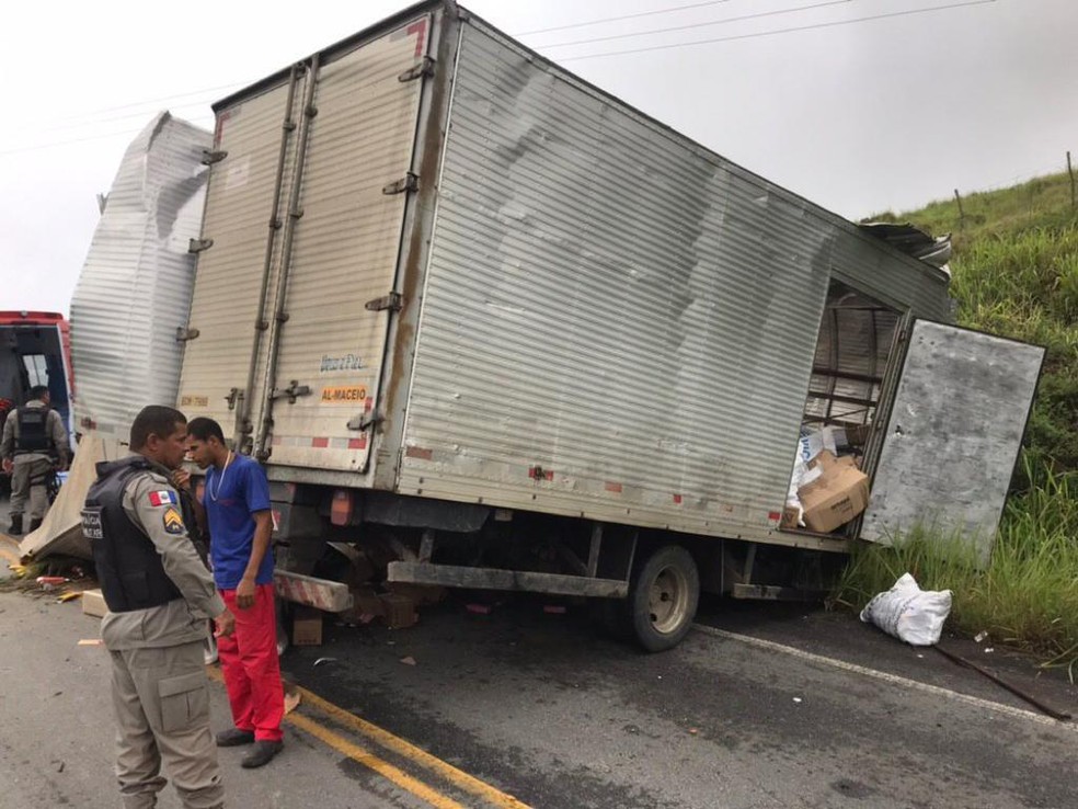 Caminhão que perdeu o controle em Viçosa, Alagoas, estava carregado de cosméticos  — Foto: Corpo de Bombeiros/Ascom