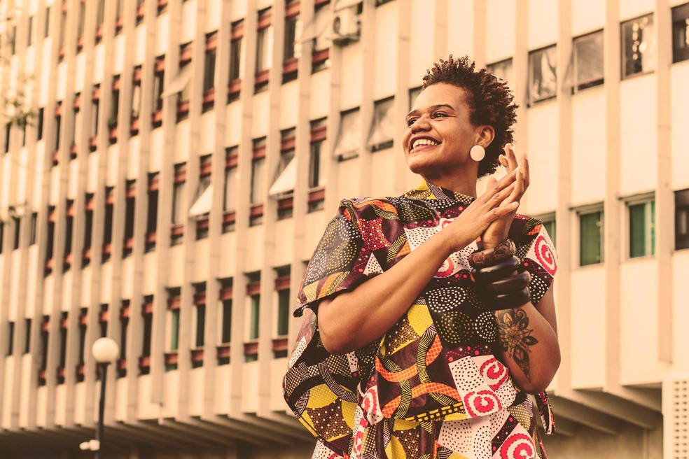 Lia Maria, criadora da marca brasiliense DiÃ¡spora009, veste roupa desenhada com tecidos e estamparia africana â Foto: DiÃ¡spora009/DivulgaÃ§Ã£o