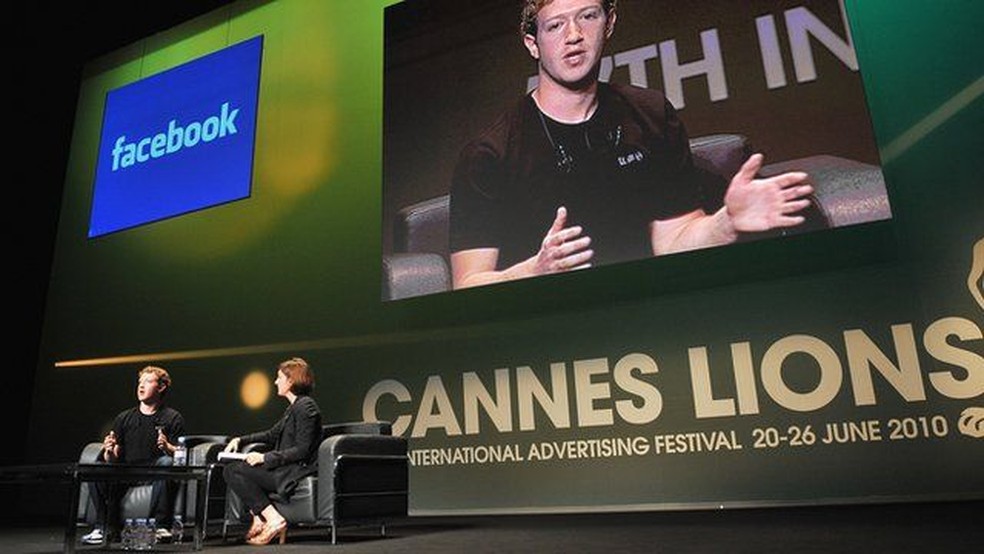 Com o impressionante crescimento do Facebook, Zuckerberg tornou-se celebridade internacional — Foto: FRANCOIS G. DURAND/GETTY IMAGES via BBC Brasil