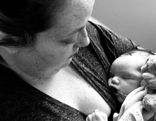 Hayley Coates embala seu filho, Kaylan, no hospital (Foto: Reprodução/Nelsons/Mirror)