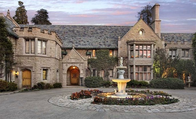 Mansão da Playboy, que fica no luxuoso bairro Holmby Hills, em Los Angeles (Foto: Reprodução/Instagram Amazing Real Estate )