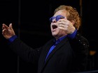 Elton John adia turnê europeia para se submeter a cirurgia no apêndice 