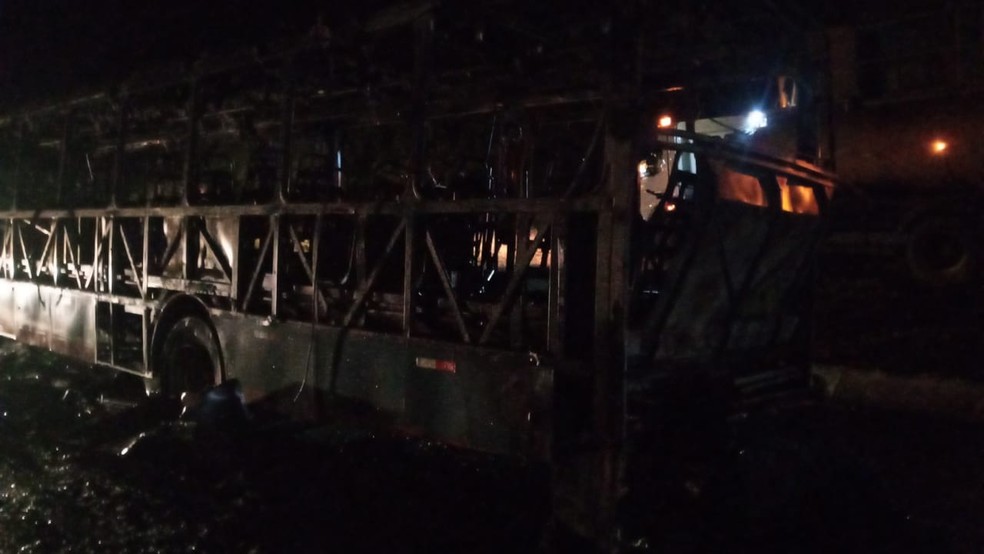 Ônibus ficou destruído devido ao incêndio, em Panorama — Foto: Polícia Rodoviária 