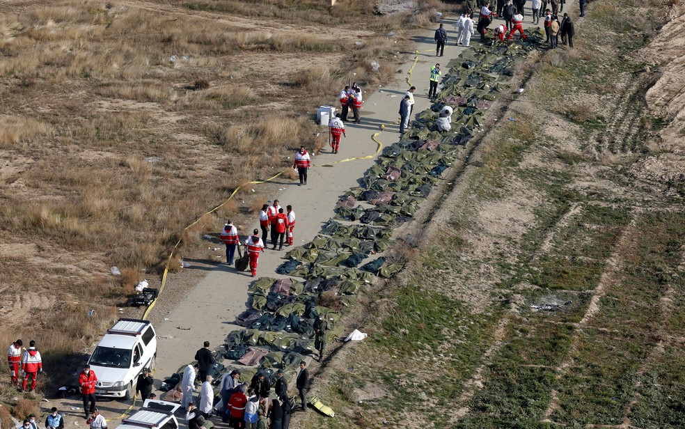 Corpos de vítimas de queda de avião ucraniano no Irã são coletados pela equipe de resgate nesta quarta-feira (8) — Foto: AP Photo/Ebrahim Noroozi