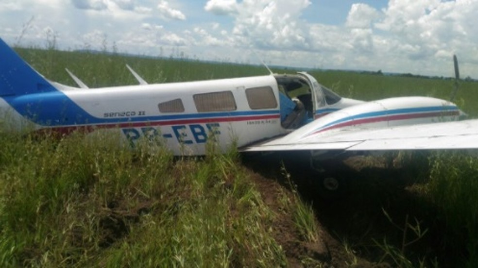 Aeronave está sendo inspecionada em solo após fazer pouso forçado em Tangará da Serra (Foto: FAB/Divulgação)