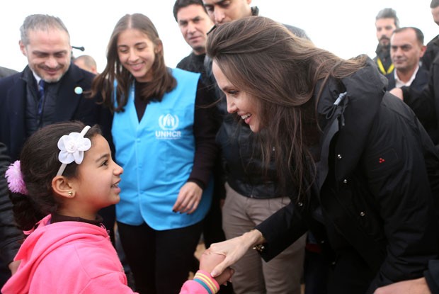Angeline Jolie no acampamento de refugiados (Foto: Getty Images)
