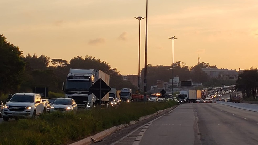 Trânsito travado às 7h deste sábado no Anel Rodoviário, em Belo Horizonte. — Foto: Camila Falabela / TV Globo