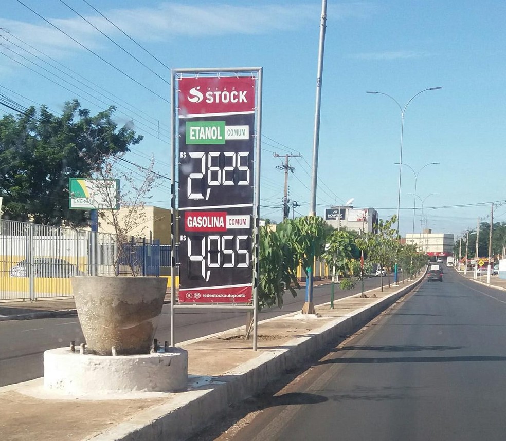 Redução no preço do combustível em posto de Várzea Grande — Foto: Kethlyn Moraes/ G1 MT