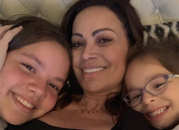 Solange Almeida entre as filhas Estrela e Maria Esther (Foto: Reprodução/Instagram)