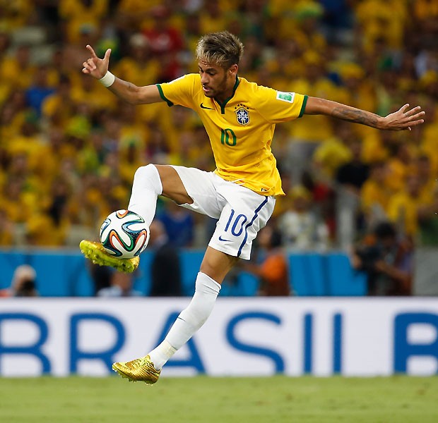 Neymar no jogo Brasil x Colômbia, antes da joelhada (Foto: GETTY IMAGES)