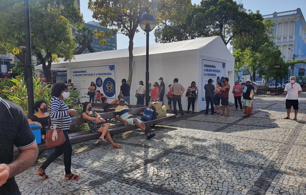 Público faz fila no primeiro dia de testagem gratuita para a Covid-19 na Praça do Ferreira, em Fortaleza. — Foto: Kilvia Muniz/ SVM