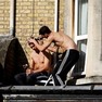 Foto: (Jovem corta o cabelo de outro homem sobre a laje de um salão de beleza em Oxford, na Inglaterra / Eddie Keogh/Reuters)