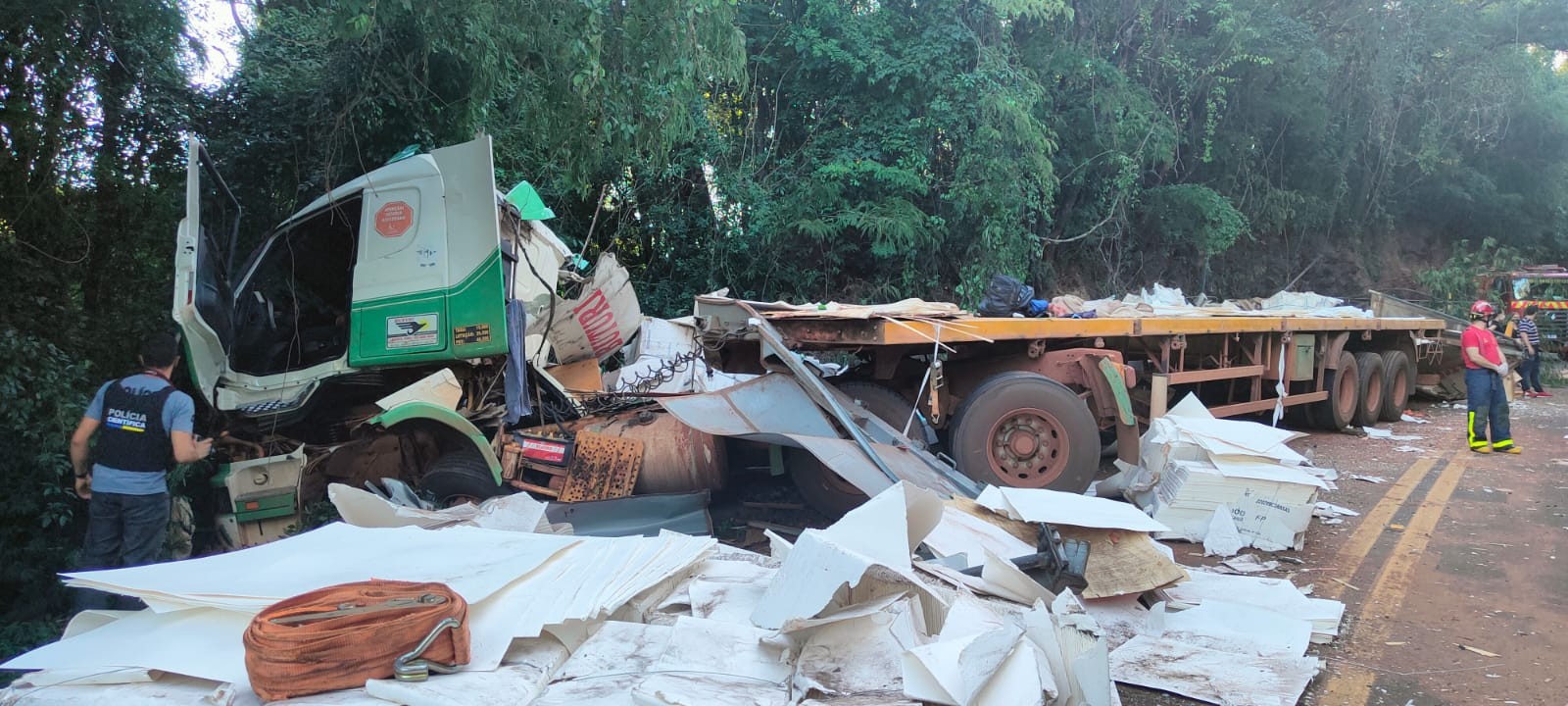 Ciclista morre e caminhoneiro fica ferido em acidente na PRC-487, em Luiziana