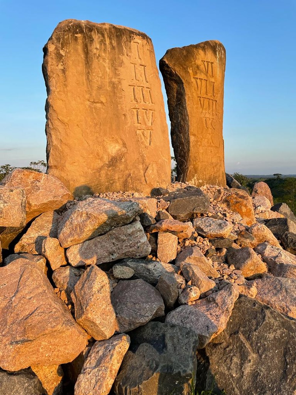 Colunas de mais de 2 metros têm os dez mandamentos gravados em romanos — Foto: Ivete Damasceno/Arquivo pessoal