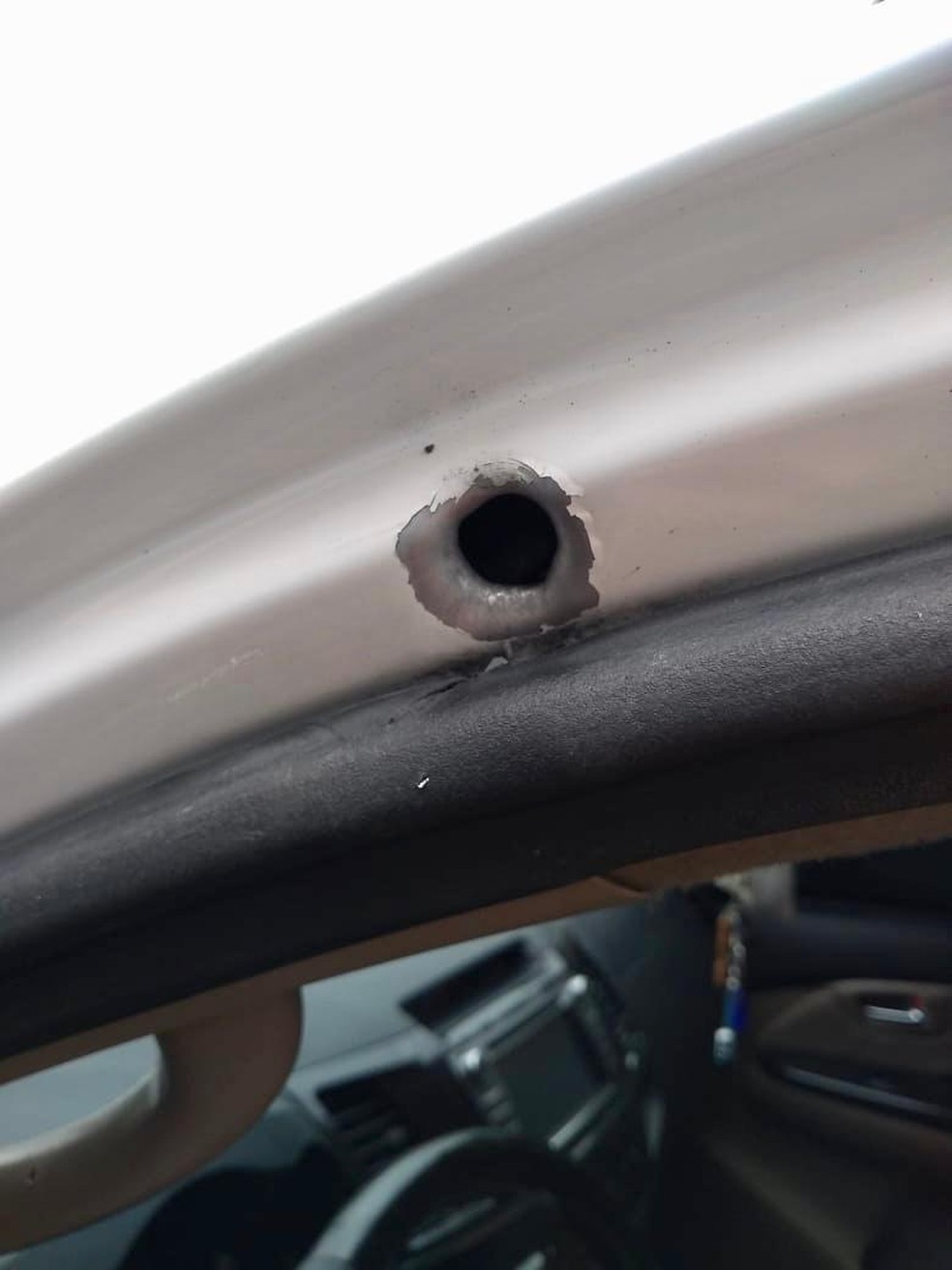 Proj&eacute;til no carro onde estava Waguinho &mdash; Foto: Arquivo pessoal