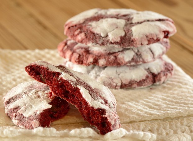 O cookie de red velvet é enrolado em açúcar de confeiteiro antes de assar para criar uma crosta crocante (Foto: Marie Marie Bakery / Divulgação)