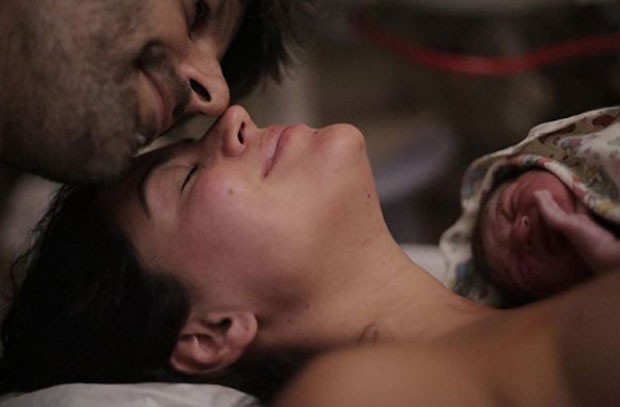 Carol Castro com Felipe Prazeres e Nina no dia do parto (Foto: Reprodução/Instagram)