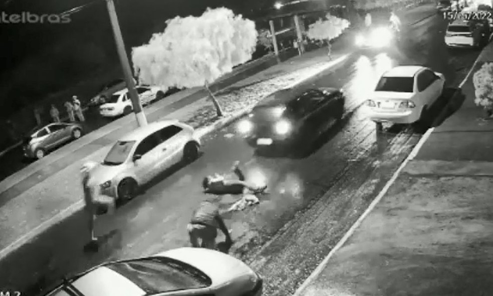 Uma das vítimas foi arrastada e carro passou por cima dela em Paulistânia — Foto: Câmera de segurança/Reprodução