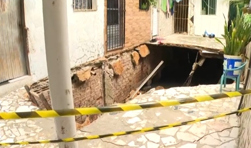 Duas pessoas ficam feridas após laje desabar em bairro de Salvador — Foto: Reprodução/TV Bahia