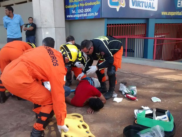 Homem que foi baleado por PM à paisana é socorrido por bombeiros (Foto: Isabella Calzolari/G1 DF)
