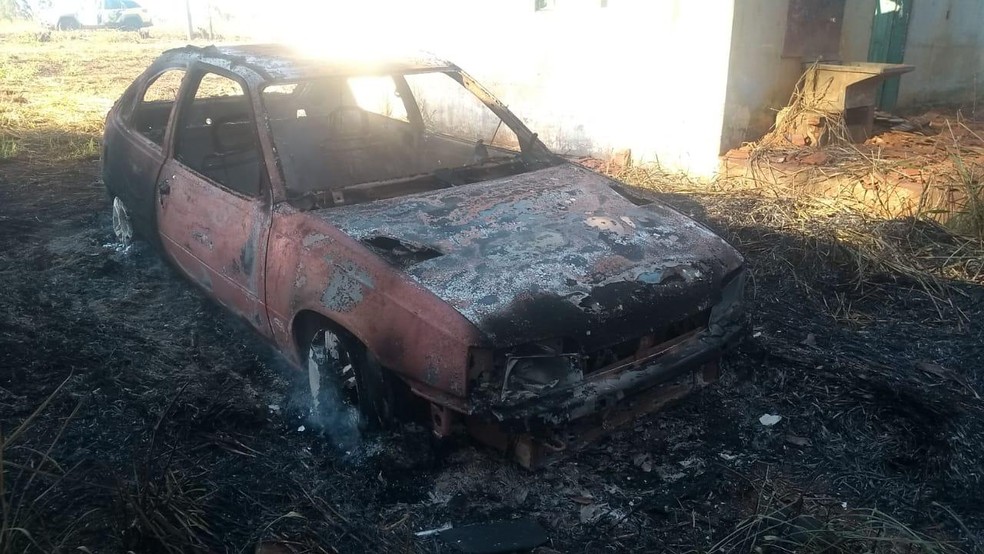 Vítima foi agredida e depois teve o corpo queimado em um carro, em Guapirama — Foto: PM/Divulgação