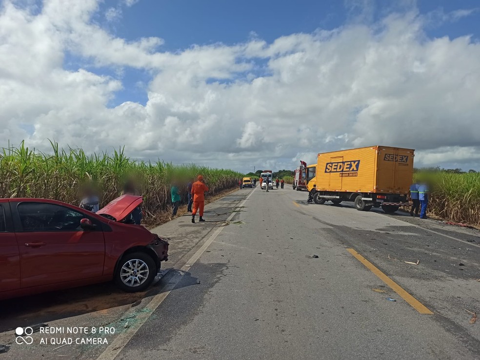 Batida entre carro e caminhão dos correios deixa uma mulher ferida em Marechal Deodoro, AL — Foto: Ascom/PRF 