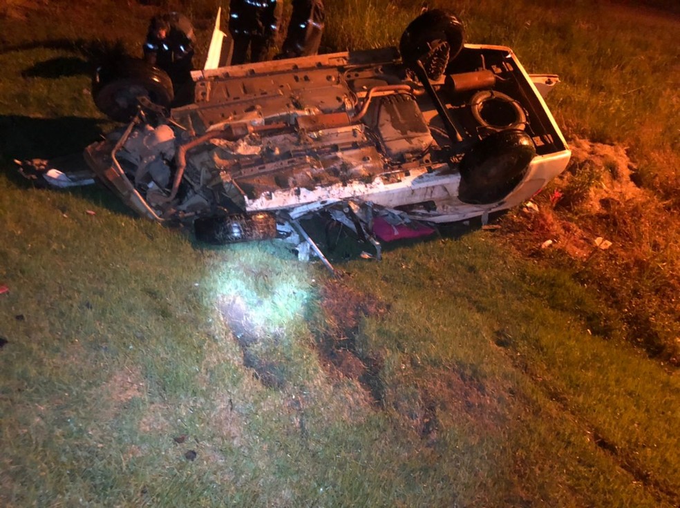 Ambulância saiu da pista após acidente em Ariquemes — Foto: PRF/Divulgação