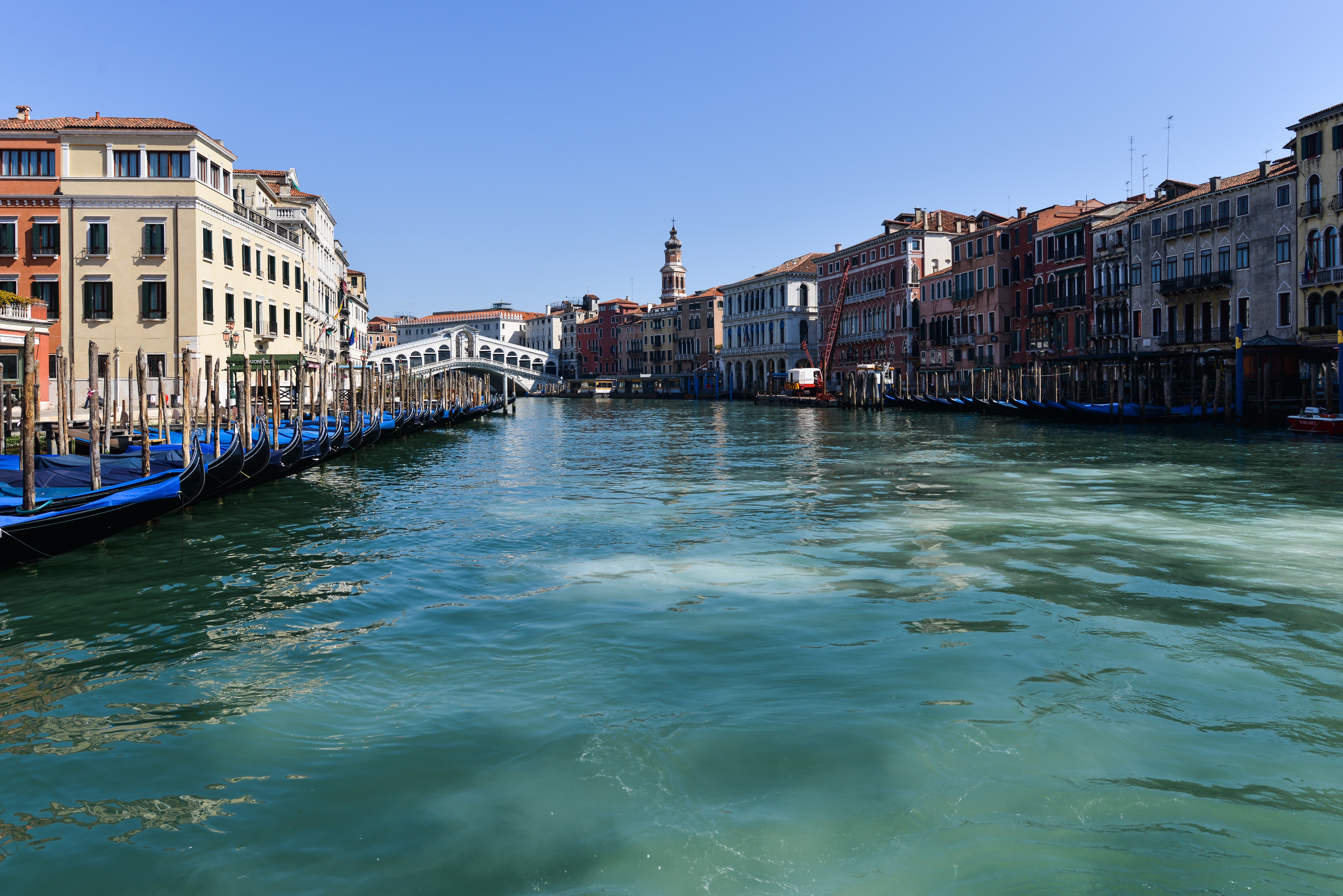 Sem turistas e barcos, coloração da água dos canais de Veneza fica mais clara e nítida thumbnail