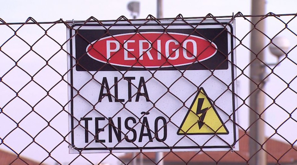 Alambrado, concertina, alarme e placas estão instalados na subestação da CPFL em Ribeirão Preto, SP (Foto: Reprodução/EPTV)