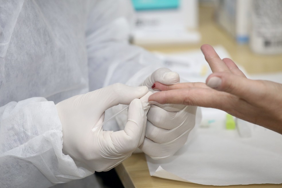 Profissional colhe amostra de sangue para teste sorológico de Covid-19 — Foto: Divulgação/Governo de SP