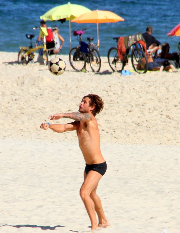 Dado Dolabella joga altinha na praia de Ipanema (Foto: Daniel Delmiro/AgNews)