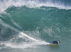 Ressaca gera ondas de 2,5 m no Rio (Daniel Scelza / Futura Press ; Estadão Conteudo)