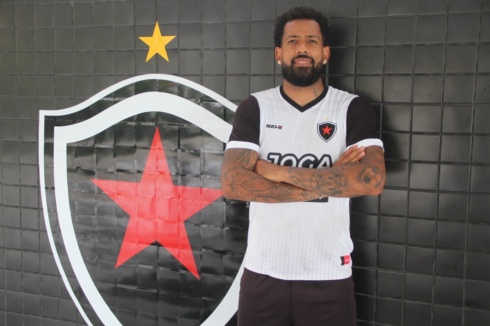 Everton Heleno está de volta ao Botafogo-PB para a temporada 2022 — Foto: Vitor Oliveira / ge