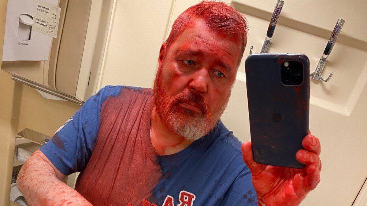 Dmitry Muratov tira selfie após ataque (Foto: reprodução twitter)