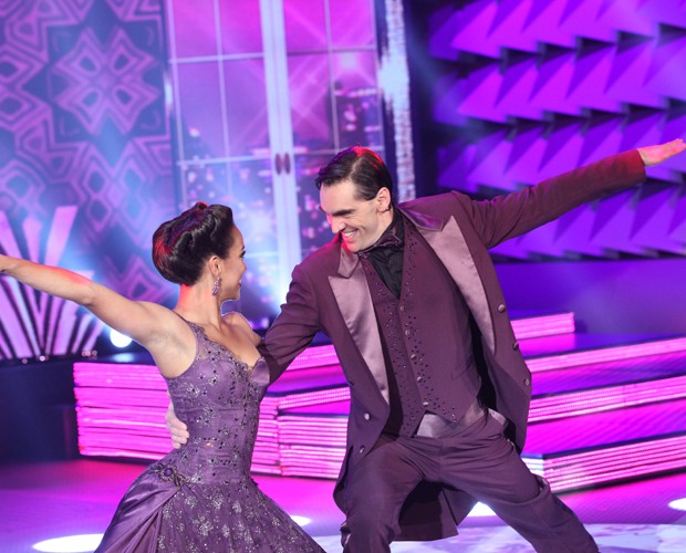 Giba e Camila Lobo arrasam no Dança dos Famosos com coreografia de foxtrote (Foto: Carol Caminha/TV Globo)