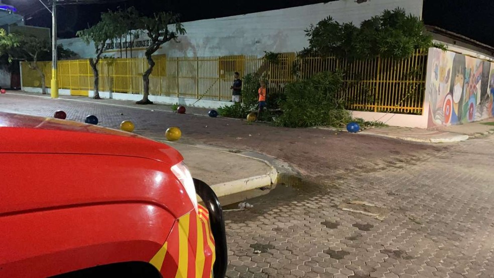 Parte de um escola foi atingida por árvore caída após fortes ventos em Sobral — Foto: Corpo de Bombeiros