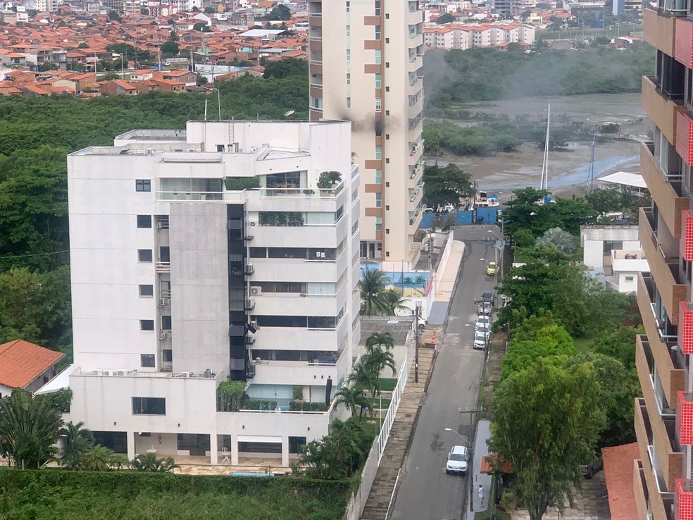 Apartamento pega fogo na Ponta D'Areia, em São Luís — Foto: Grupo Mirante