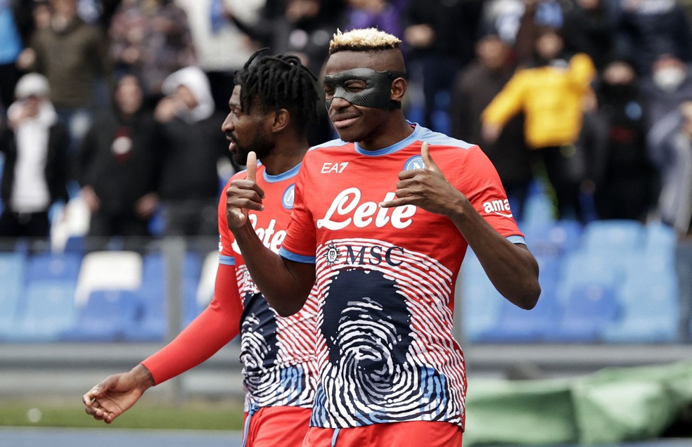 Com a camisa homenageando Maradona, Victor Osimhen tenta conquistar o titulo italiano com o Napoli, feito que Don Diego conseguiu em 1987 e 1990 — Foto: REUTERS