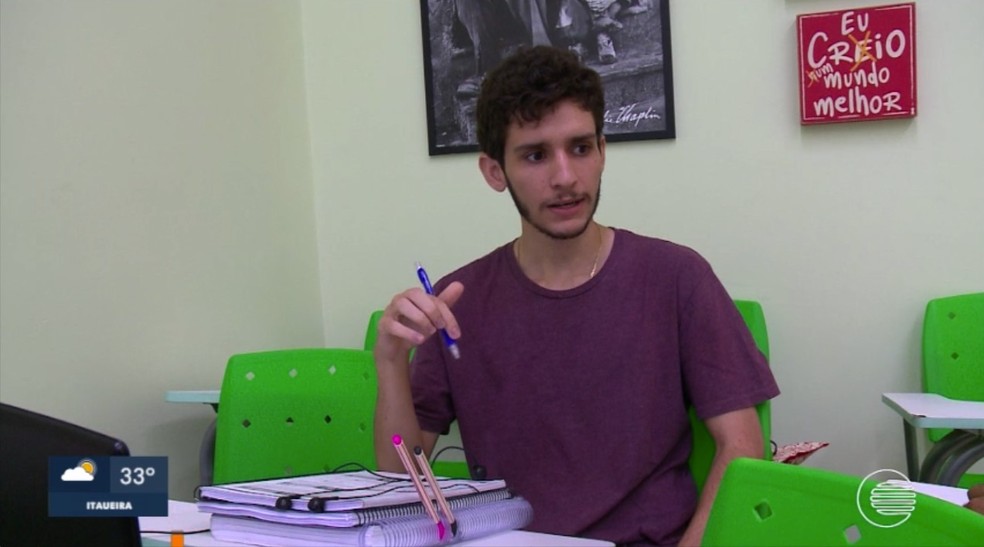 O estudante Marcos Josué se prepara para o Enem — Foto: Reprodução/TV Clube