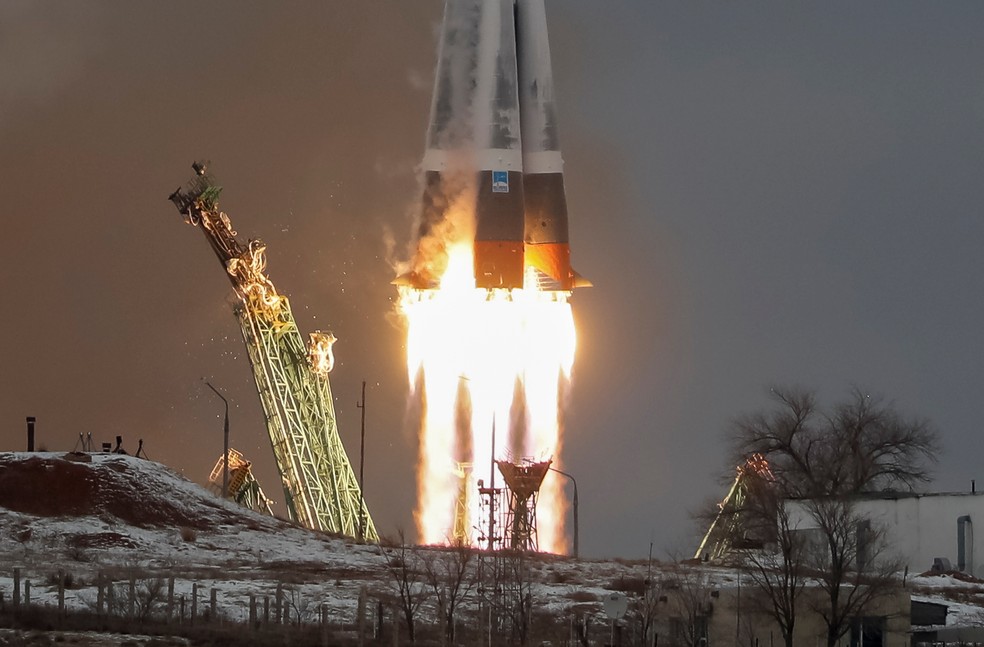 A nave espacial Soyuz MS-20 decola em direção à Estação Espacial Internacional com o cosmonauta Alexander Misurkin, o empresário japonês Yusaku Maezawa e seu assistente de produção, Yozo Hirano — Foto: Shamil Zhumatov/Reuters