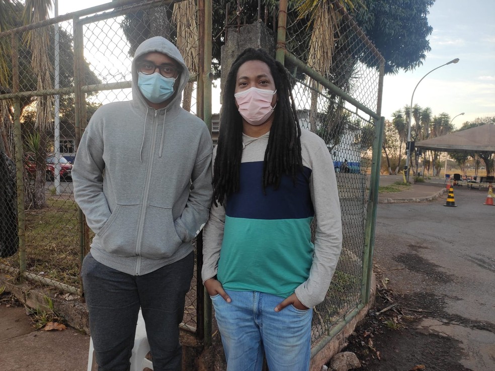 Rodolfo Tadeu e o cunhado à espera da vacina contra Covid-19, no DF — Foto: Marília Marques/G1